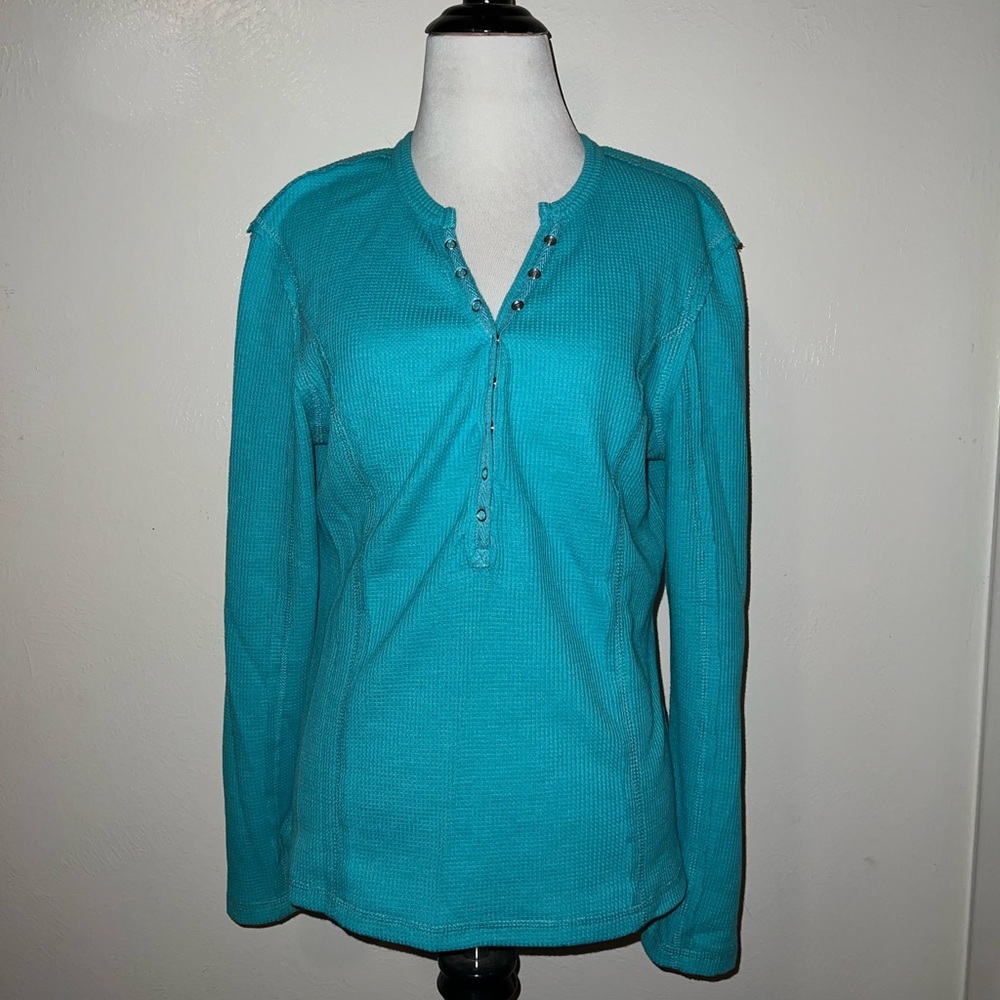 New with out tags. Teal top